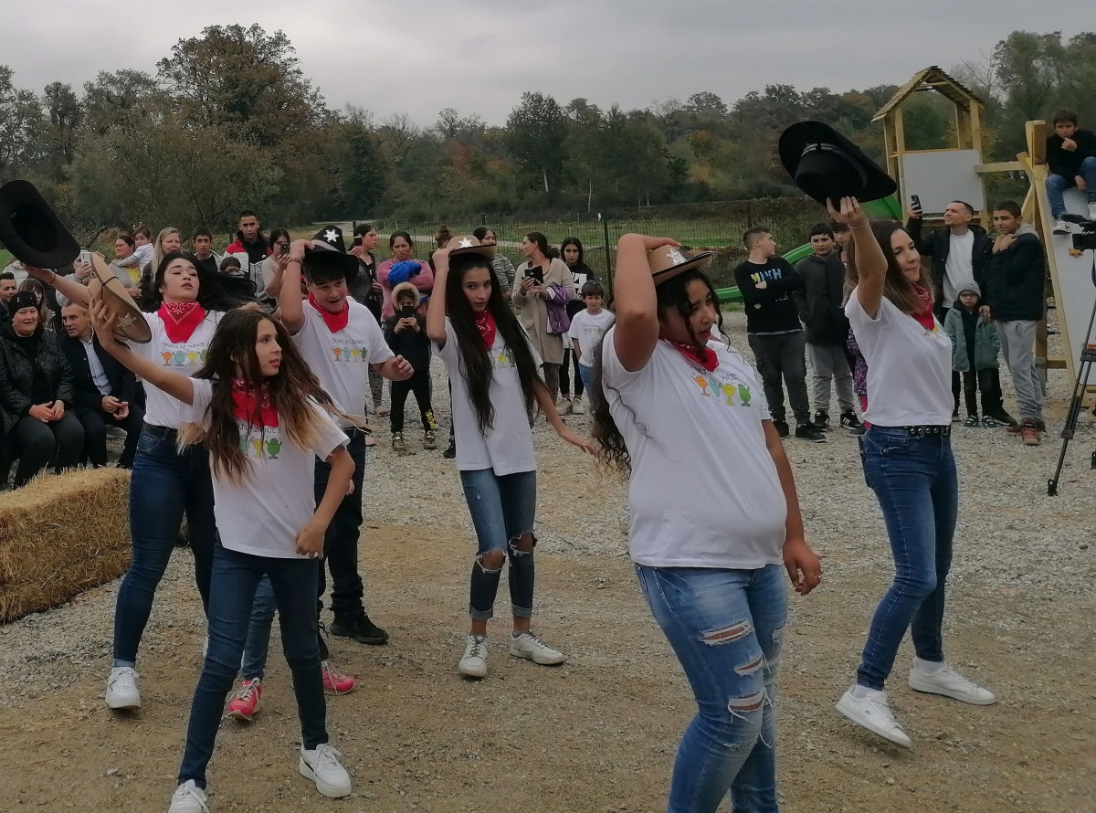 Romska dekleta je treba ozavestiti, da si s prezgodnjo poroko ne zapečatijo prihodnosti. Na fotografiji je plesna skupina iz večnamenskega centra v Dobruški vasi, prva z desne je njihova mentorica Petra Čuk. (Foto: L. M.)