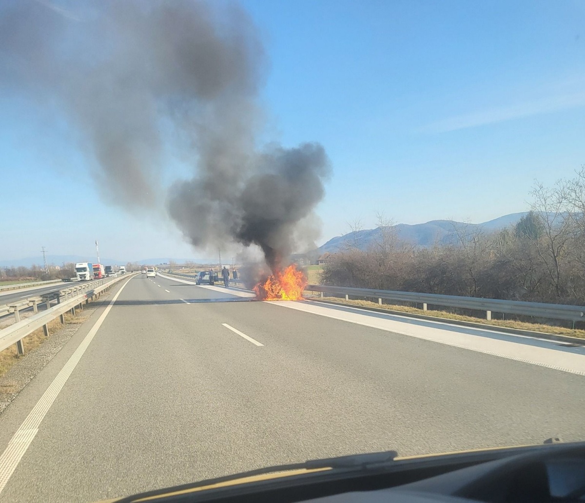 En BMW je bil torej prehiter, drugi pa je včeraj popoldne na avtocesti zgorel. O tem smo poročali že v sinočnji črni kroniki, s fotografijami PGE Krško, tole pa je slika gorečega avtomobila z FB PKD.