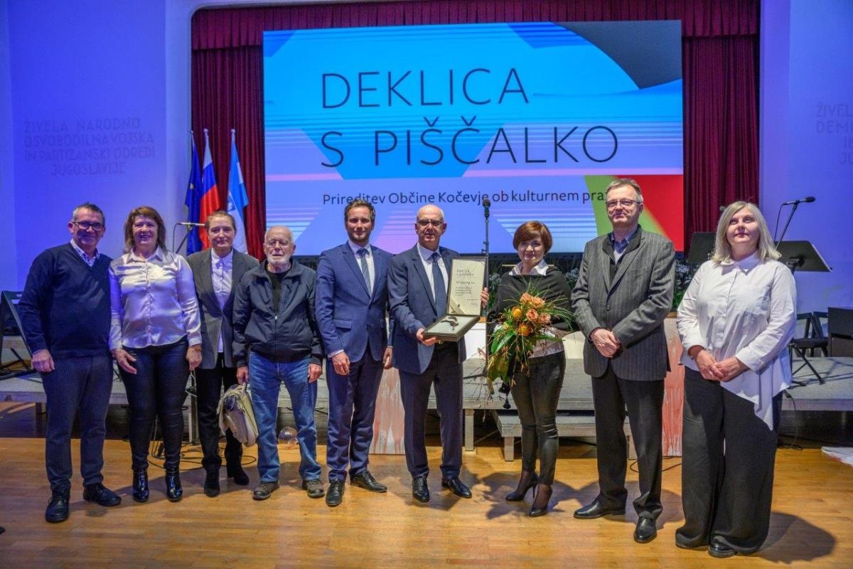 Deklica s piščalko za AG-inženiring