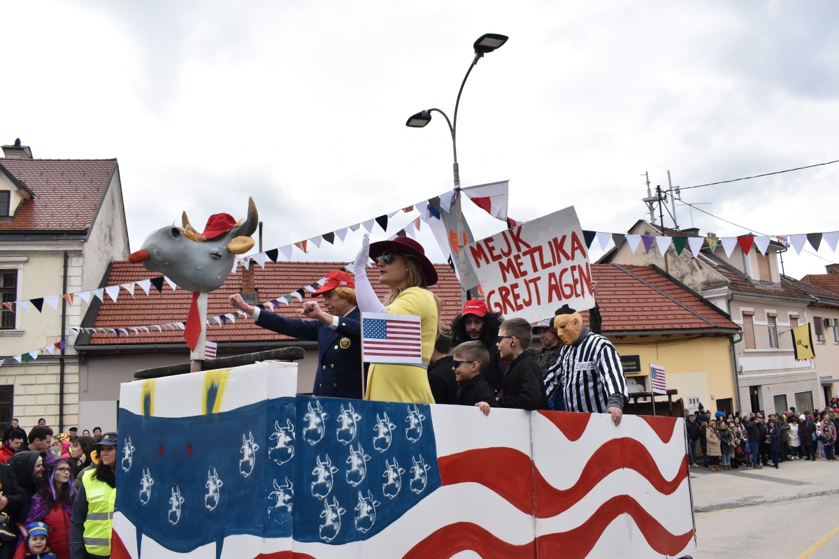 FOTO: Gadja zalega Donalda Trumpa